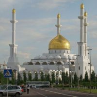 Изготовление куполов на Мусульманский культурный центр г. Астана, Казахстан Жесткая кровля на центральном куполе и минаретах облицованы медью и покрыты сусальным золотом